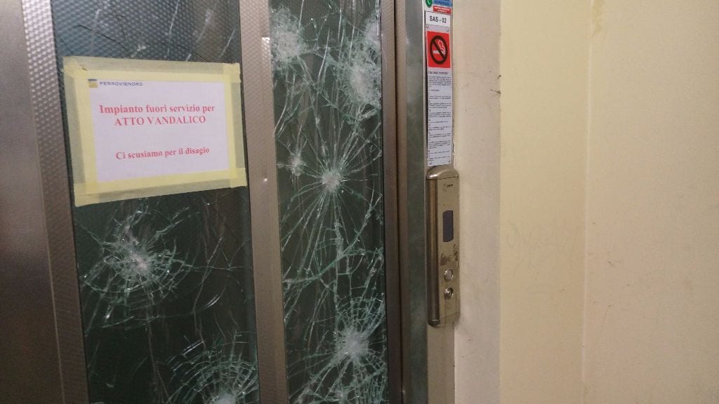 Sassate all’ascensore, vandali scatenati a Saronno sud