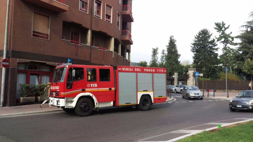 Pompieri a caccia di gas in via Vecchia per Ceriano a Saronno