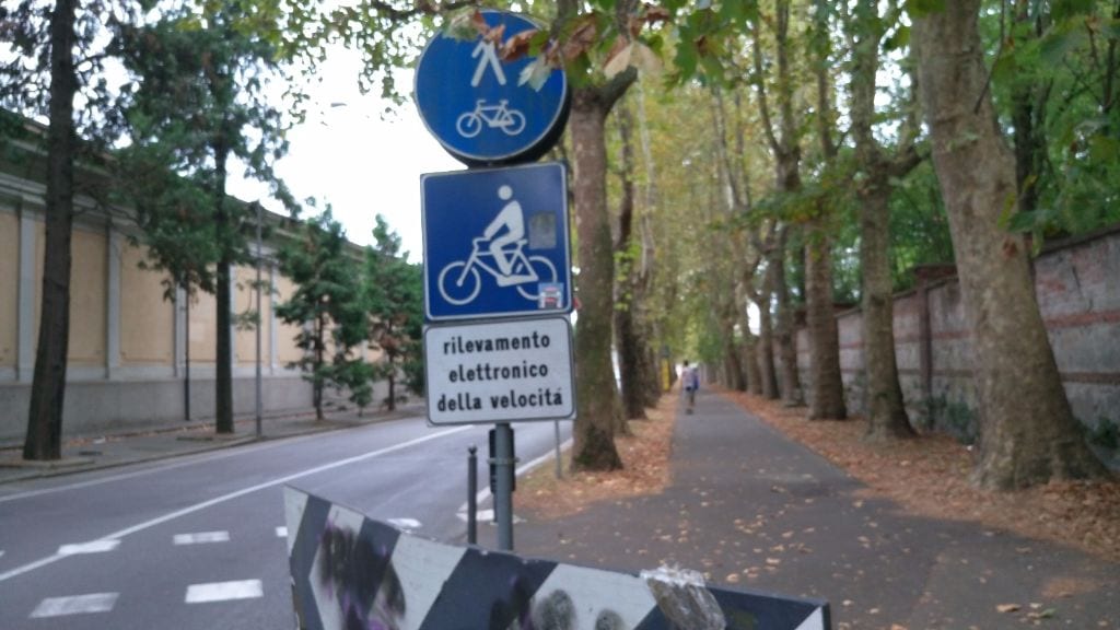 In arrivo autovelox per le biciclette? Segnaletica creativa in via Milano
