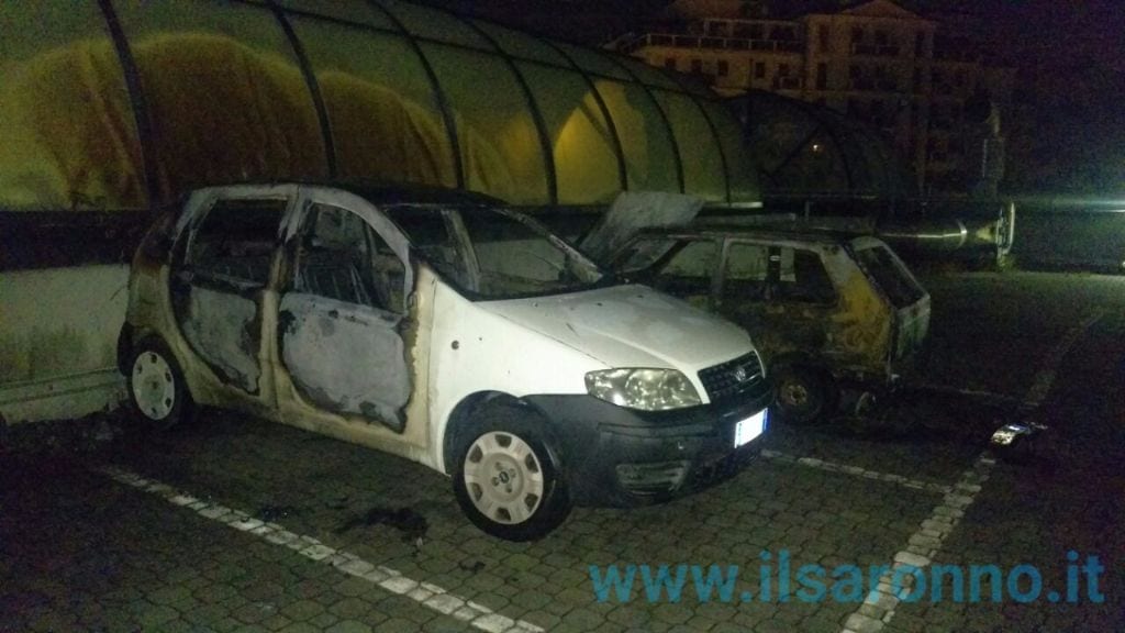 Incendiate 6 auto sul tetto del Municipio di Saronno: le foto dei danni