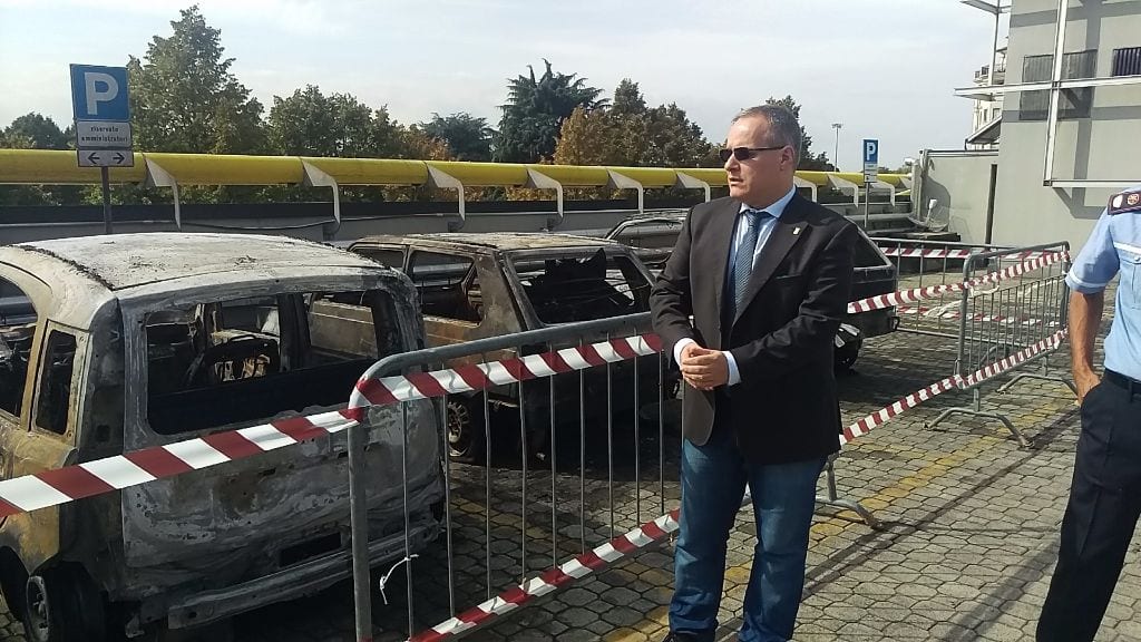 Incendio auto in Municipio, Fagioli: “E’ un atto di terrorismo”: la diretta