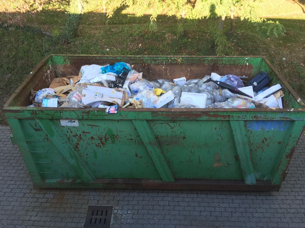 Cogliate, denuncia Lega: container di rifiuti dimenticato al campo sportivo