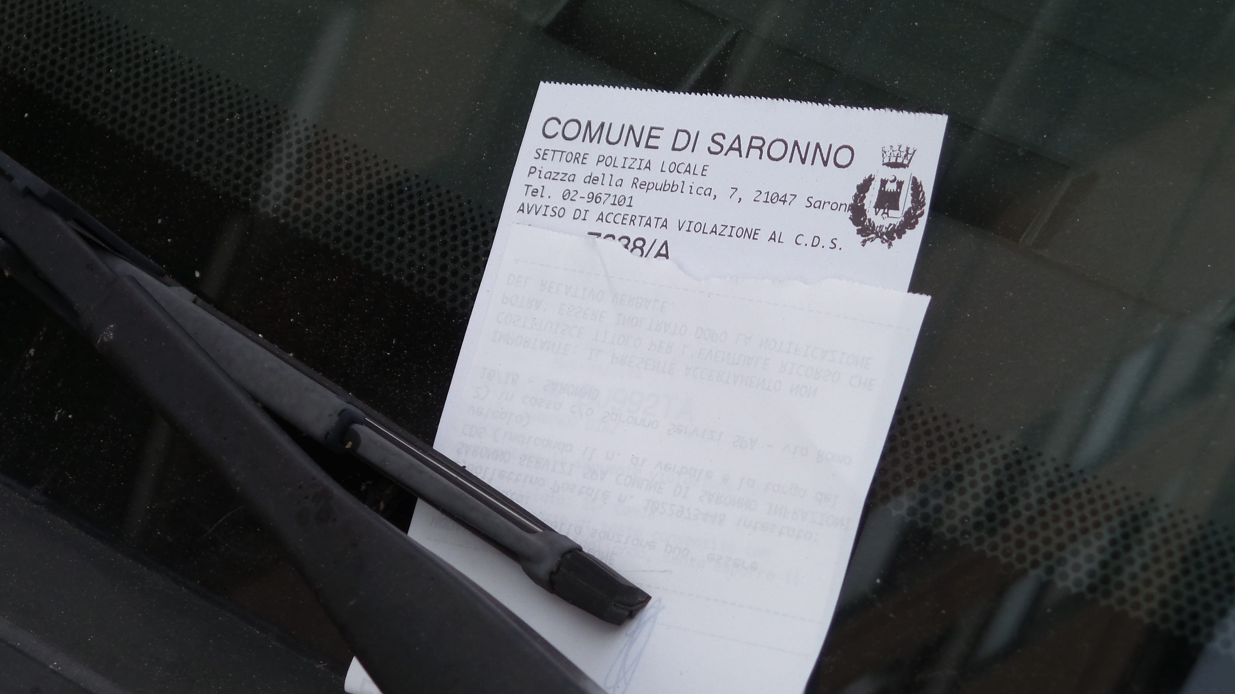 Saronno, giro di vite su divieti di sosta: raffica di multe in via Milano e in via Randaccio