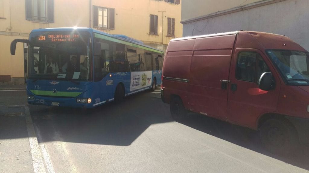 Furgone in divieto: bloccata 4 bus carichi di studenti e decine di auto