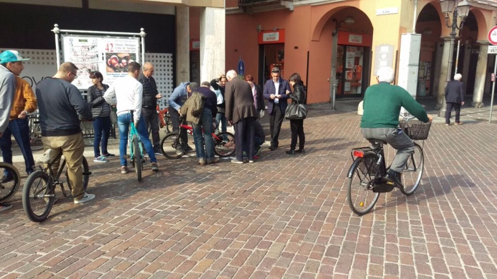 Dito incastrato nella catena della bicicletta: 14enne aiutata dai passanti