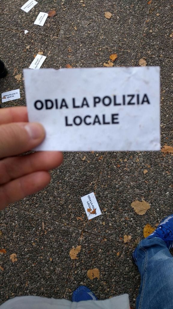 Anarchici al mercato contro polizia locale: faccia a faccia coi leghisti