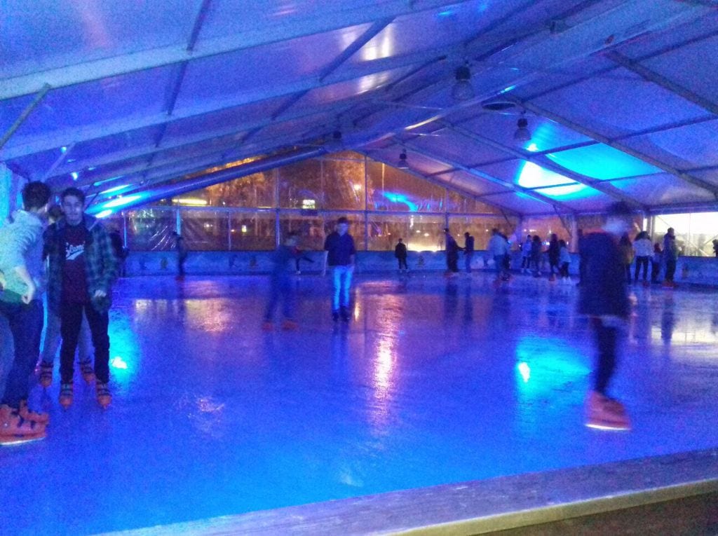 La discoteca on ice conquista i giovanissimi saronnesi