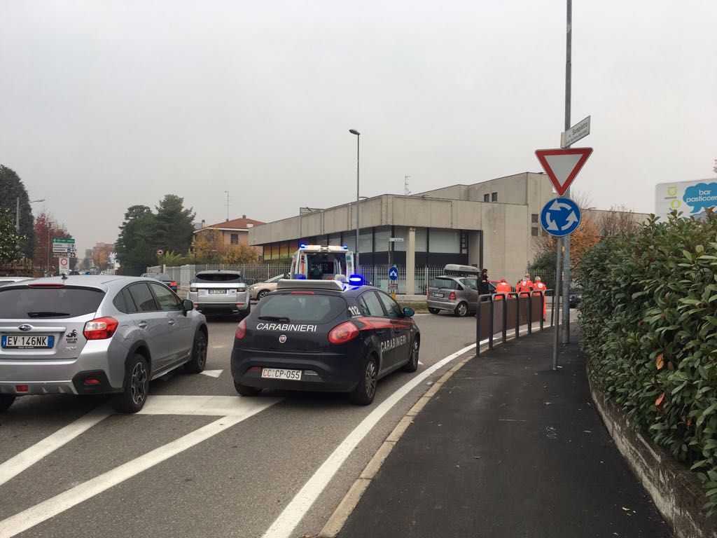 Scontro alla rotonda di via Parma-via Sampietro: tre feriti
