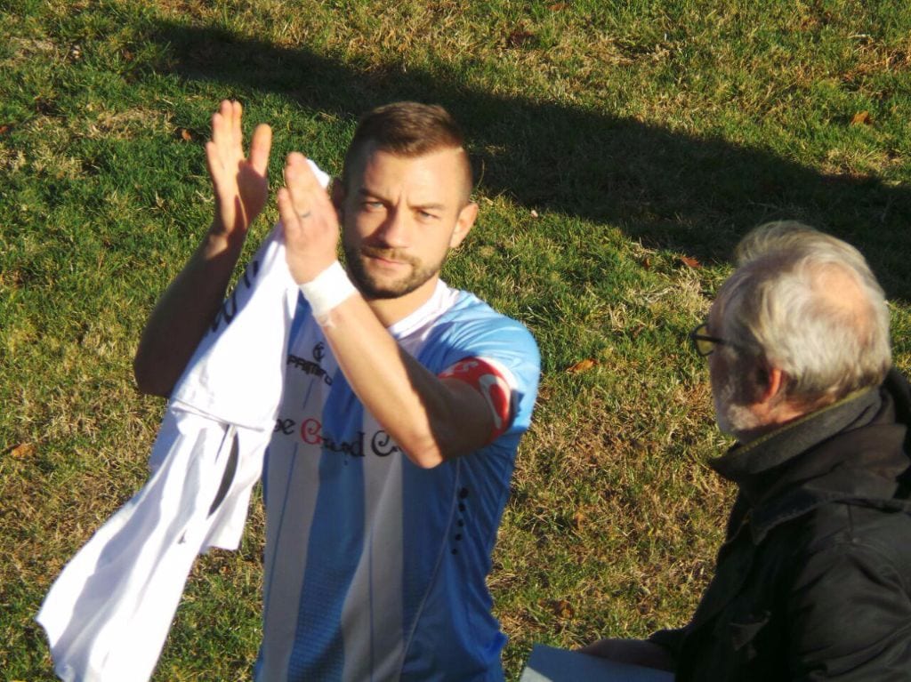 Calcio, targa e maglia speciale a capitan Scavo: 100 partite con il Fbc Saronno