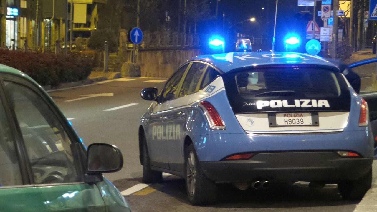 Saronno, auto carabinieri e polizia di stato in sirena inseguimento nelle strade cittadine