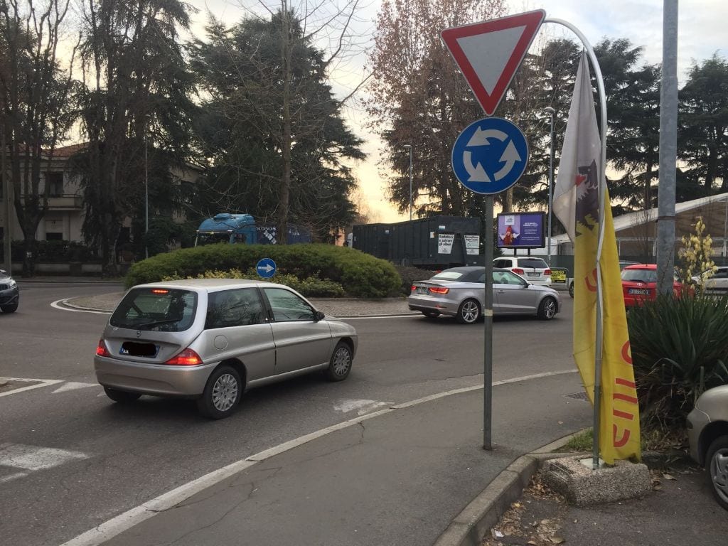 Anziana ciclista cade in via Roma e finisce all’ospedale