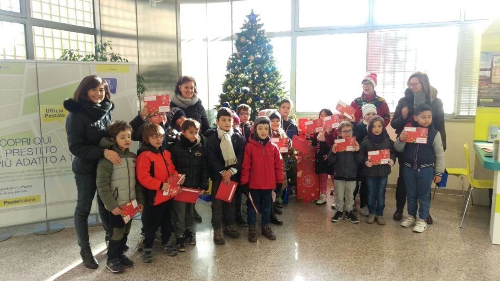 Postino di Babbo Natale raccoglie le letterine dei bimbi all’ufficio di via Varese