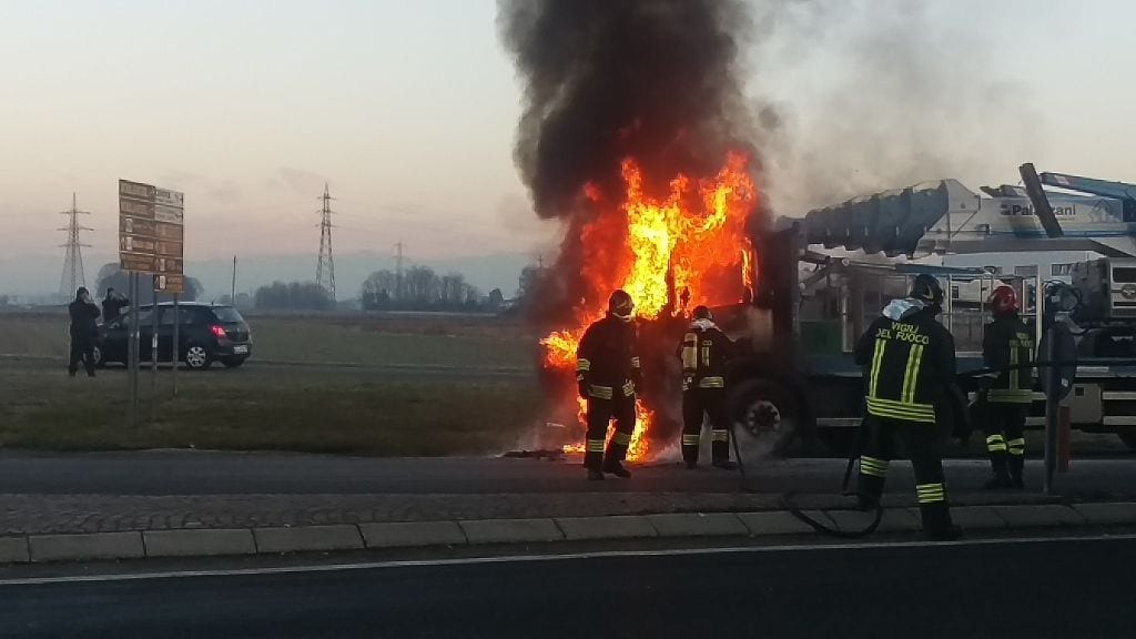 Mezzo in fiamme sulla Monza-Saronno: traffico in tilt a Solaro