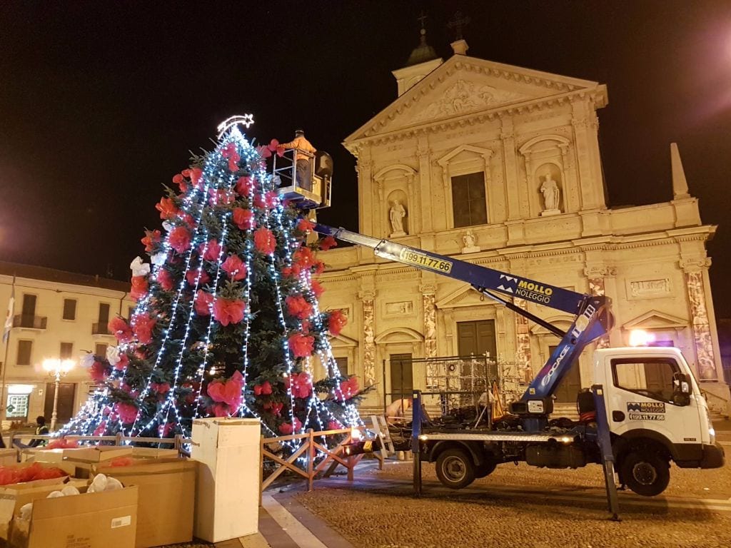 Fiocchi e luci sull’albero di Natale in piazza, più addobbato che mai