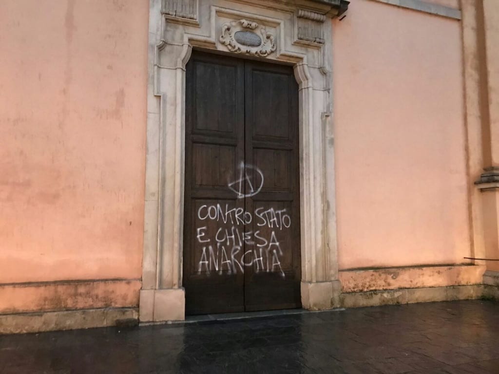 Natale anarchico: ultime pulizie resta lo sfregio alla chiesa di San Francesco