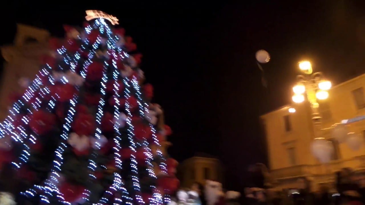 Acceso l’albero di Natale in piazza LIbertà