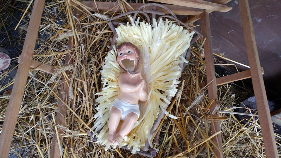 Decapitato Gesù Bambino a Natale, ma i volontari lo riparano