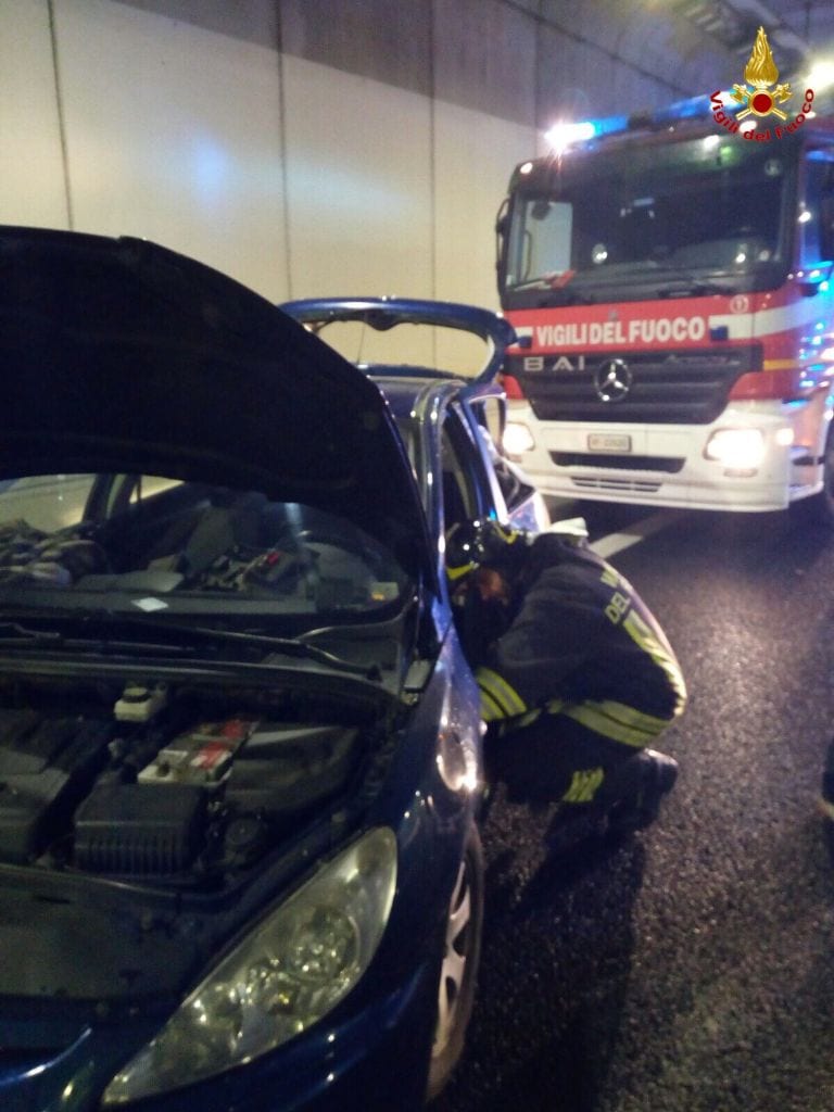 Auto ribaltata a Caronno sulla Varesina, 5 giovani feriti
