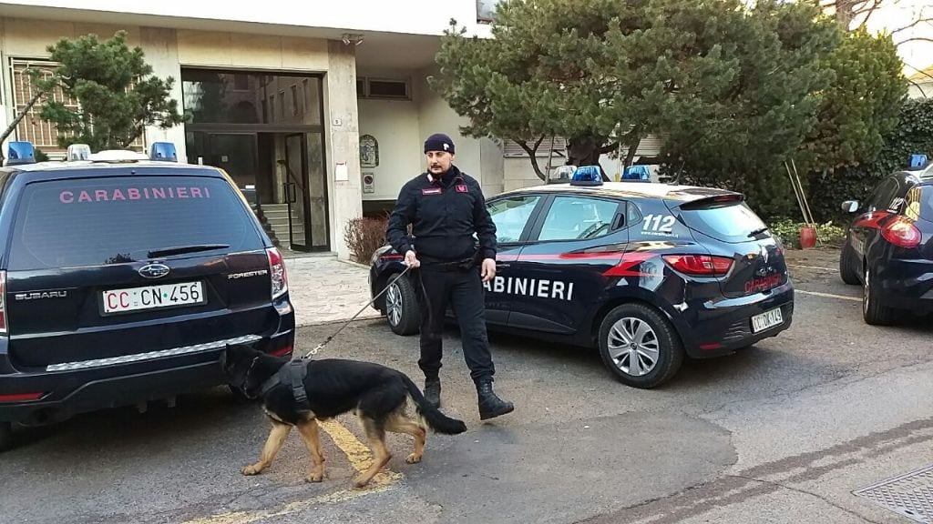 Carabinieri a scuola: il cane Santos “a caccia di droga”