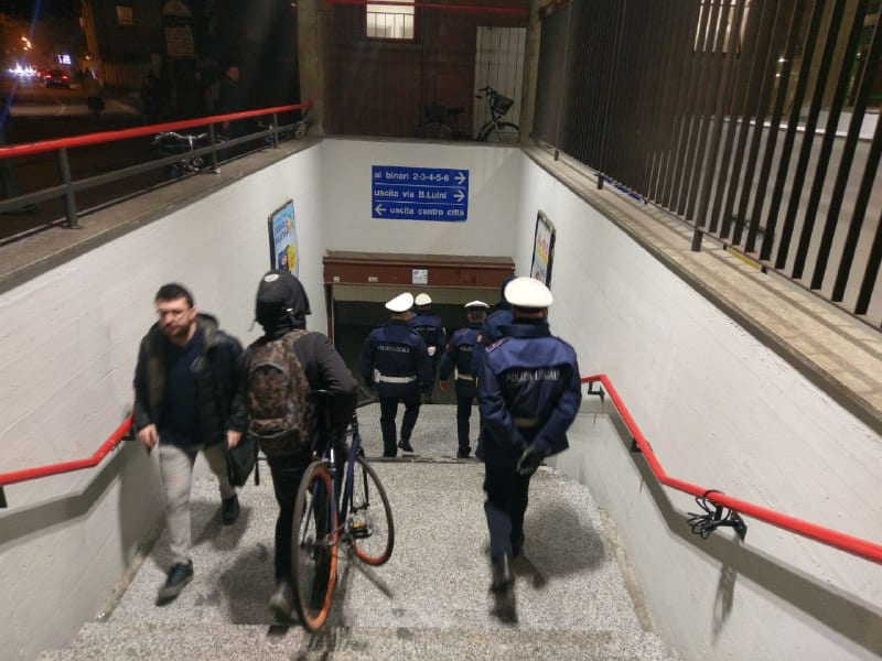 Ragazzini minacciati e strattonati da un gruppo di stranieri in stazione