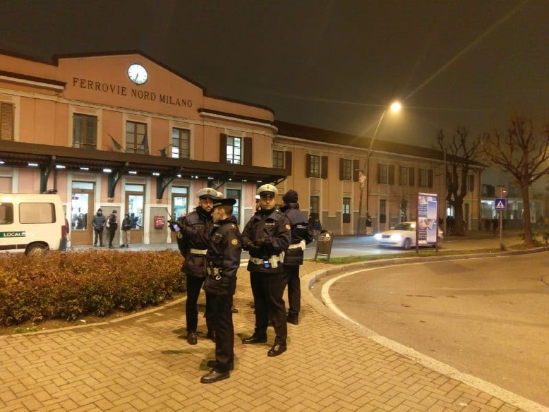 Agenti di polizia locale presidiano la stazione