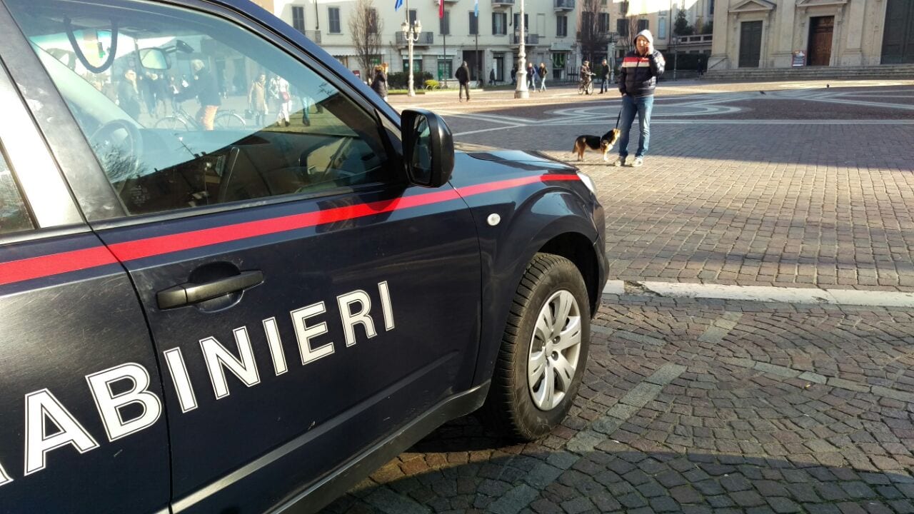 Esagitato con mazza da cricket in piazza Libertà, bloccato dai carabinieri