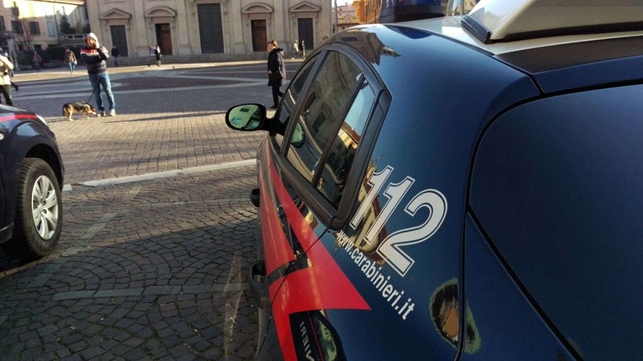 Sfreccia davanti ai carabinieri su un’auto svizzera rubata. Arrestato mozzatese