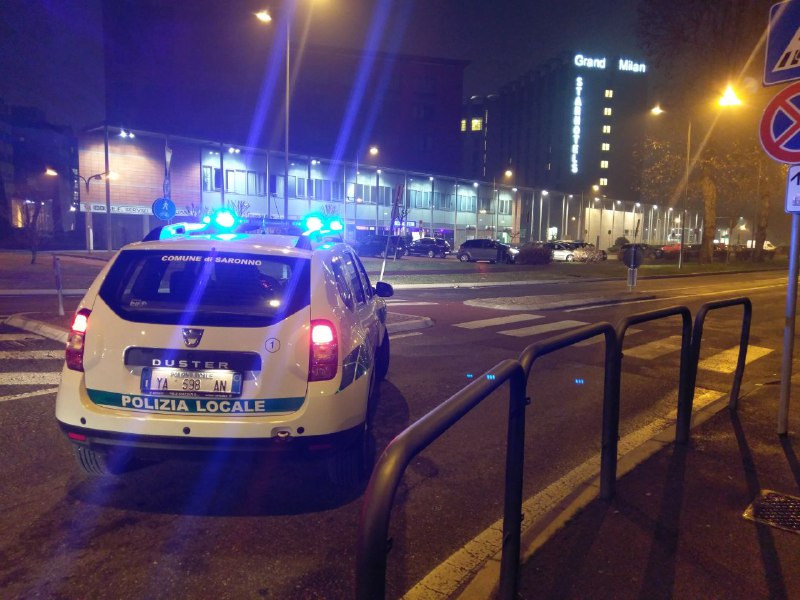 Incidente notturno in via Varese a Saronno, due giovani feriti