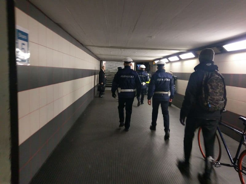 Polizia locale salva gabbiano “investito” dal treno