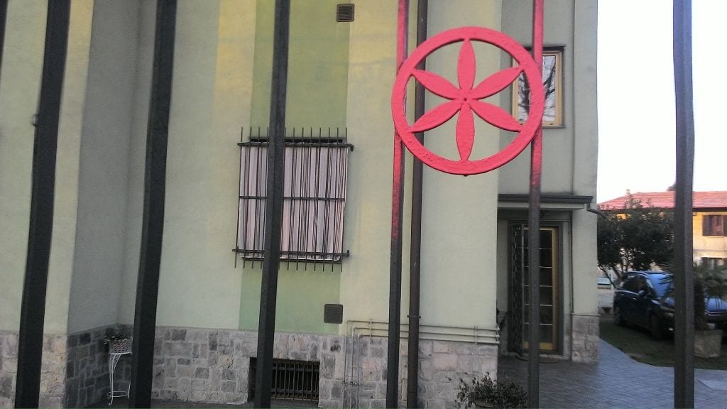 Vernice spray rossa sul cancello di casa del sindaco Fagioli