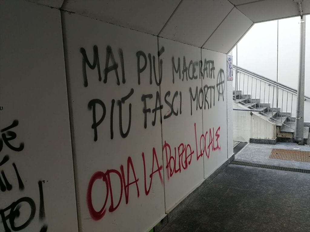 Stazione Ceriano-Solaro, anarchici all’attacco: slogan e bestemmie sui muri