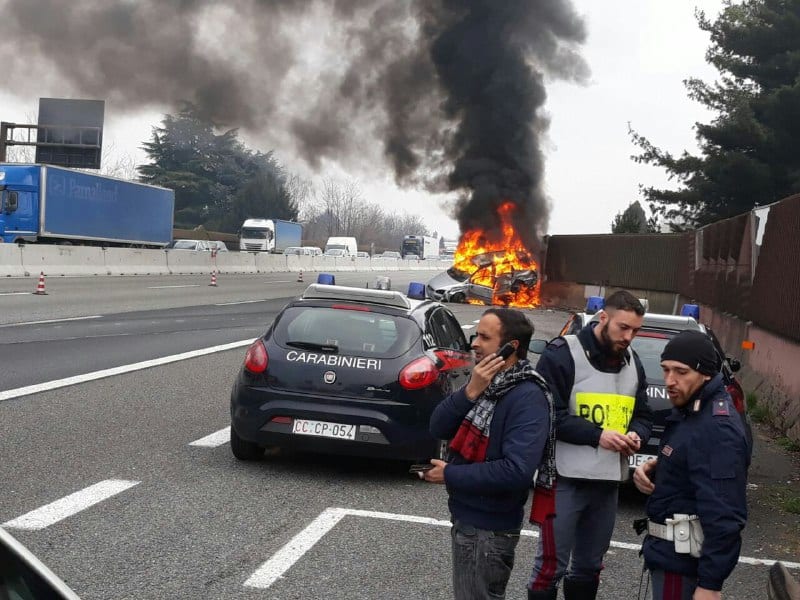 A8: i carabinieri di Saronno salvano automobilisti dalle fiamme