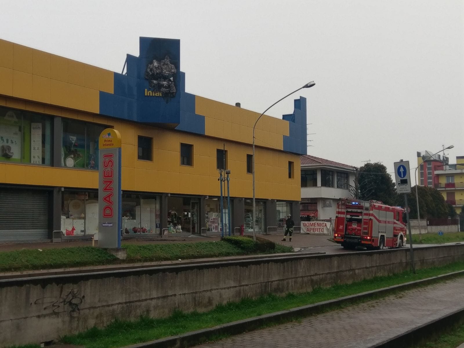 A fuoco l’insegna del negozio per bambini, arrivano i pompieri