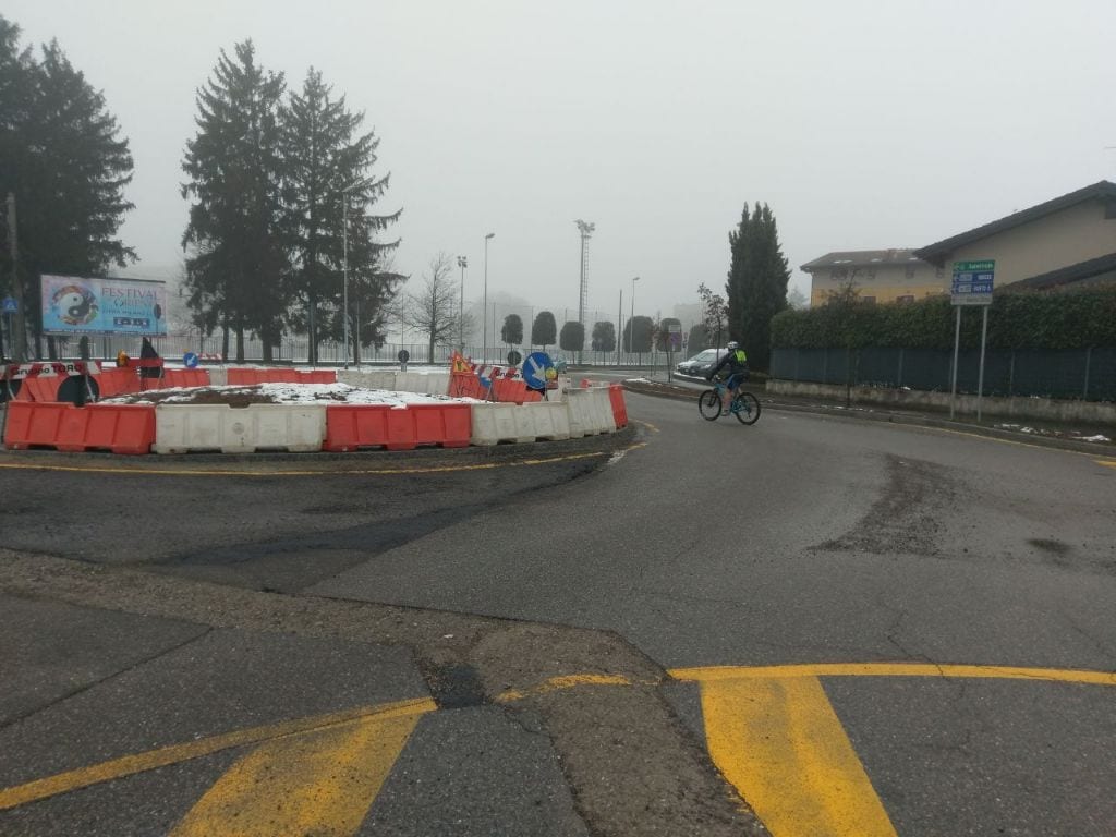 Ciclista investito alla rotonda di via Don Bellavita a Saronno