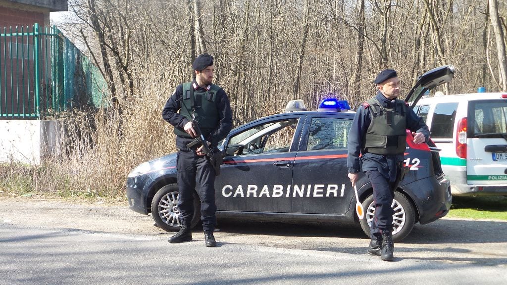 Passamontagna e pistola: rapinato il benzinaio di viale Lombardia