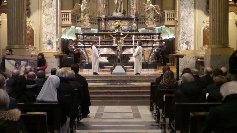 Via Crucis: tantissimi fedeli all’edizione “indoor”