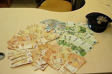 Prova a versare 12 mila euro falsi in banca: arrestata