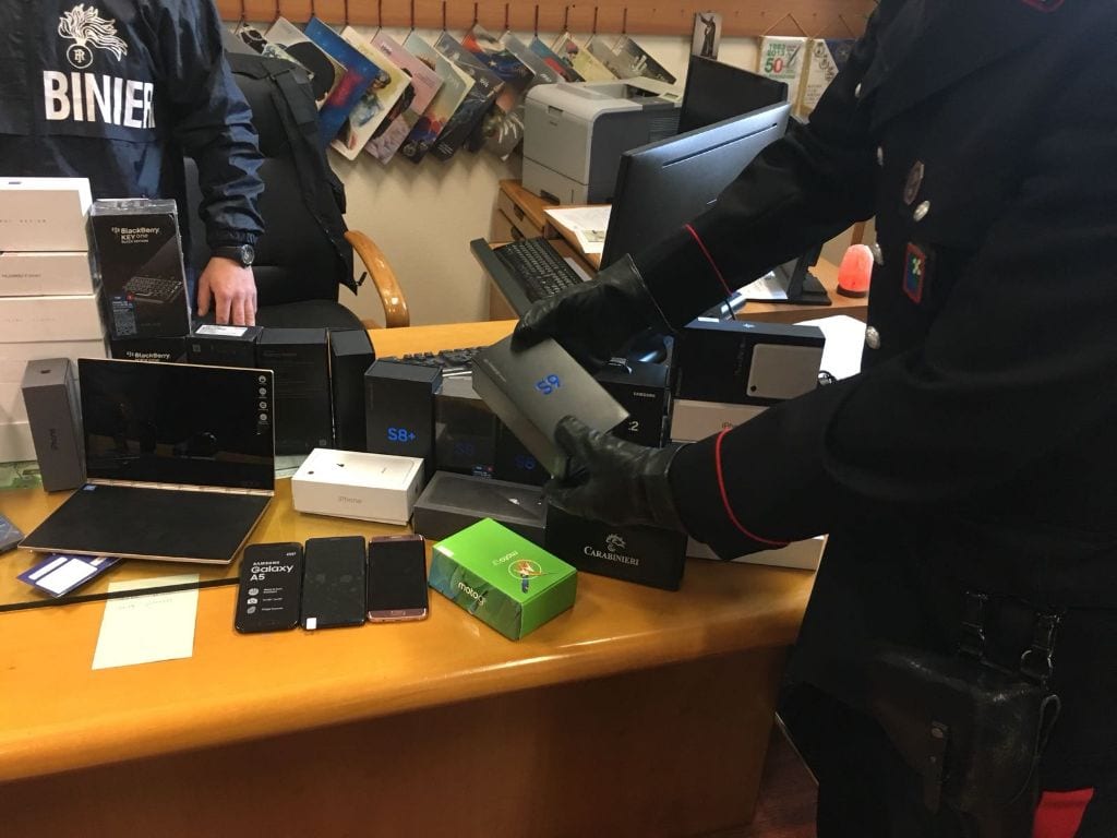 Spaccate a negozi di telefonini: arrestati due romeni
