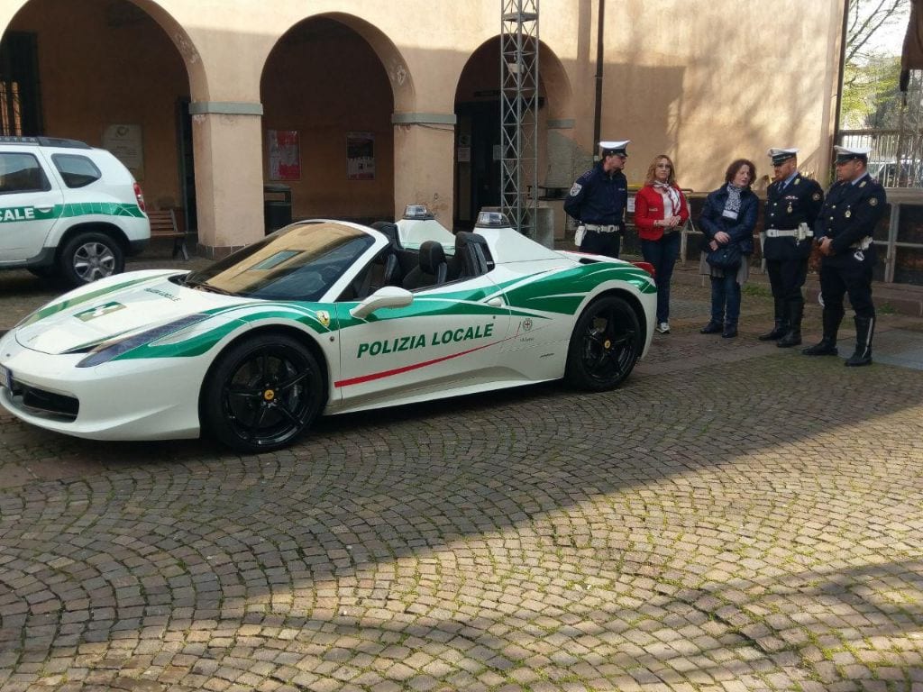 La Ferrari della polizia locale di Milano ospite a Saronno