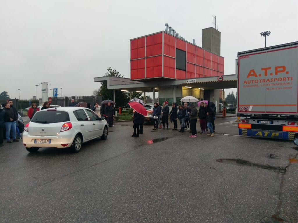 Origgio: lavoratrici bloccano l’ingresso dell’azienda