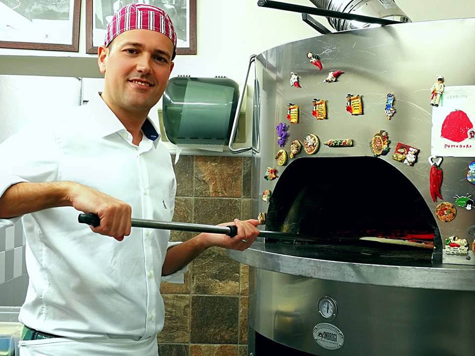 Il sindaco pizzaiolo consegna gratis alle famiglie in difficoltà