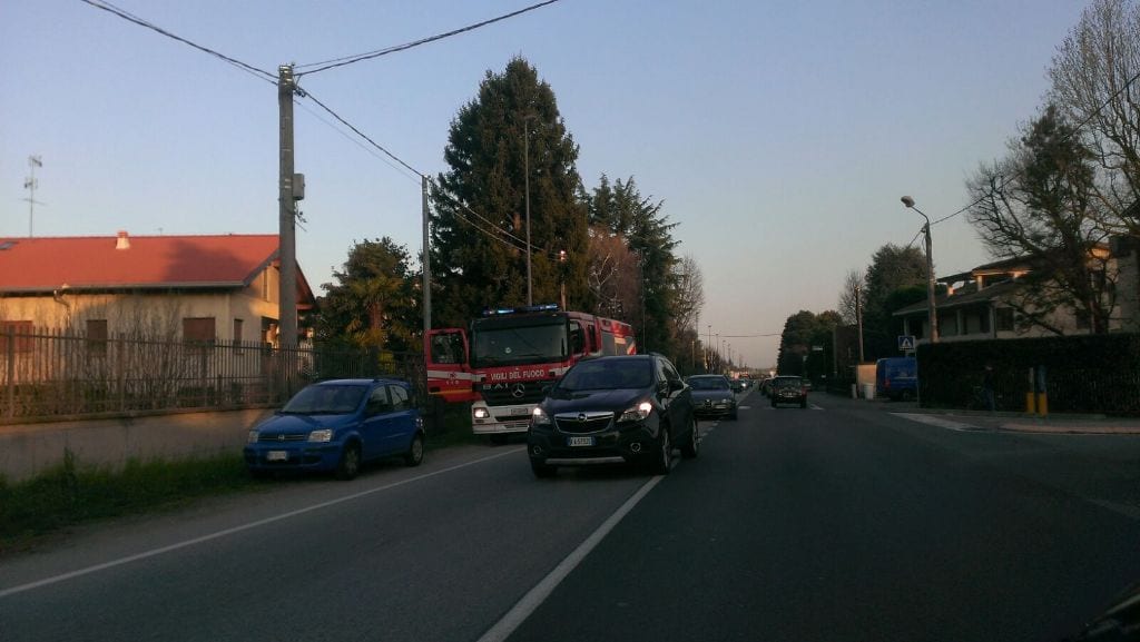 Incendio in corso a Gerenzano: quattro mezzi dei pompieri sul posto