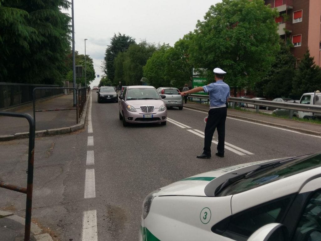 Incidente tra due auto in via Volonterio