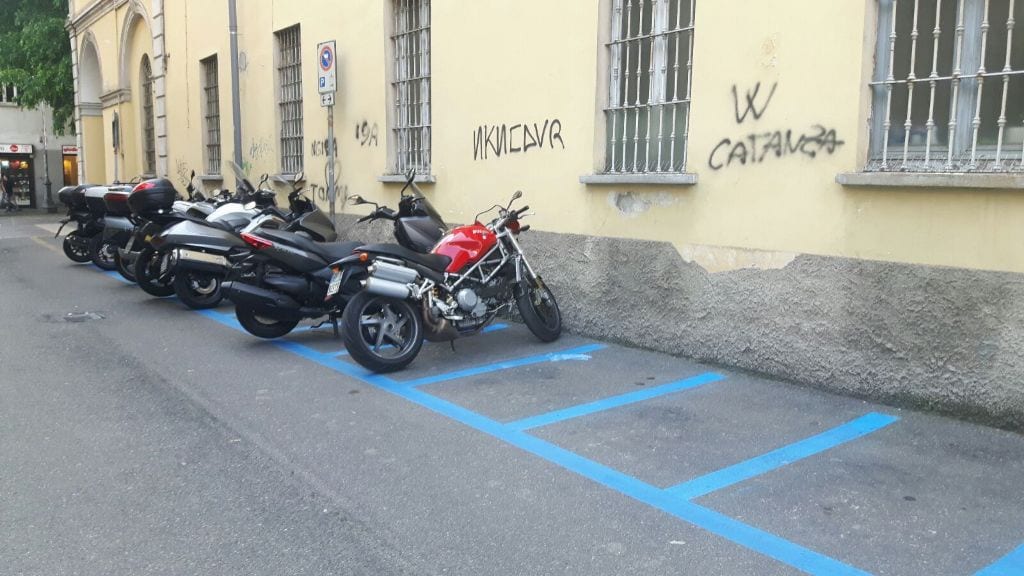 Parcheggi per le moto diventano blu per sbaglio. Di nuovo.