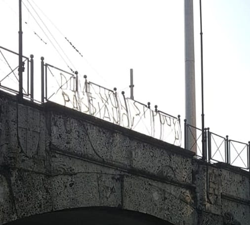 Striscione sul ponte della Vittoria in via Primo maggio