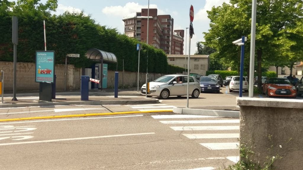 Piazza Saragat, contatore in tilt, “conta” auto inesistenti