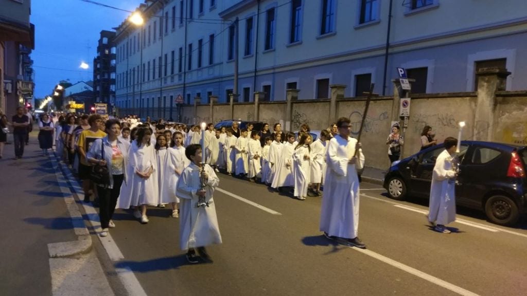 Corpus domini: bagno di folla alla processione