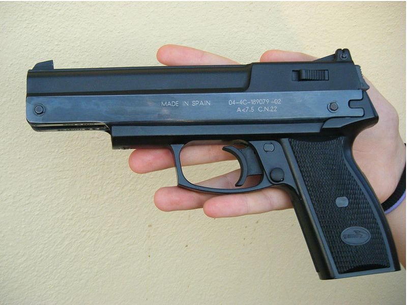 Rapinatore armato di pistola giocattolo: deriso e allontantato