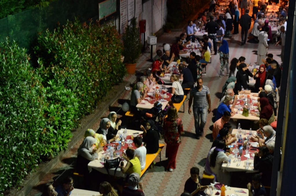 Oltre 600 persone raccolgono l’invito a cena del centro islamico