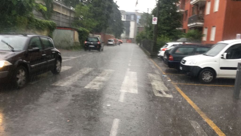 Pioggia e grandine si abbattono su Saronno